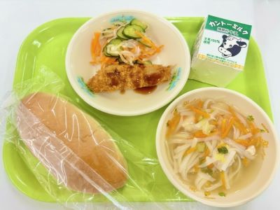 写真：ミルクパン、牛乳、パンガシウスフライ、大根のベトナム風サラダ、フォーと鶏肉のスープ