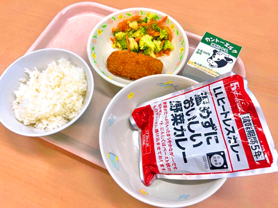 写真:ごはん、牛乳、コーンフライ、ブロッコリーと人参のサラダ、ヒートレスカレーレトルトパック