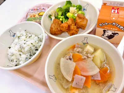 写真：わかめごはん、コーヒー牛乳、からあげ、ブロッコリーとカリフラワーのサラダ、豚汁、とうにゅうプリンタルト