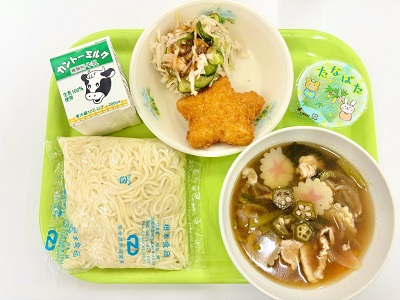 写真：ソフトメン、牛乳、肉うどん汁、星形コロッケ、切り干し大根とツナのサラダ、七夕ゼリー