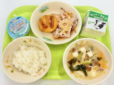 写真：ごはん、牛乳、かみかみたこメンチ、れんこんときくらげのサラダ、きのこのみそ汁、歯と口の健康週間ゼリー