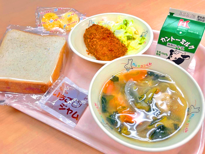 写真:食パンイチゴジャム、牛乳、マヒマヒフライ、キャベツとコーンのサラダ、チキンロングライススープ、パインアップルコンポート