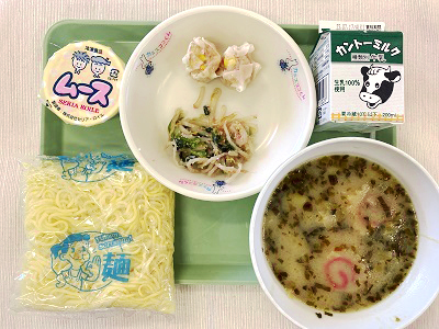 写真：福岡県や九州の味が楽しめる献立(高菜豚骨ラーメン・ミルクムース)