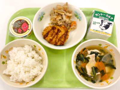 写真：ごはん、牛乳、かみすメンチ、煮合い、のっぺい汁、茨城県産さつまいもプリン