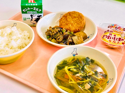 写真:ごはん、牛乳、里芋のコロッケ、なすのそぼろに、沢煮椀、さつまいもと栗のタルト