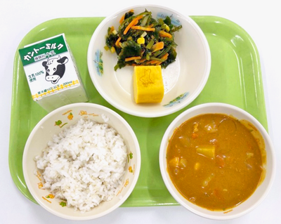 写真：麦ごはん、牛乳、カミスココくんあつやきたまご、海藻サラダ、チキンカレー