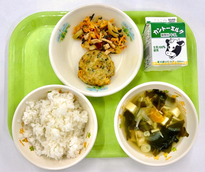 写真：ごはん、牛乳、いか入りチヂミ、プルコギ、わかめスープ