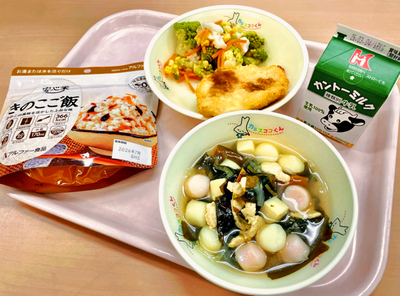 写真：アルファ化米きのこご飯、牛乳、チキンカツ、花野菜サラダ、紅白はんぺん入りわかめスープ(3月5日提供献立)