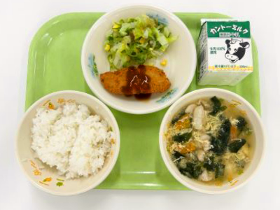 写真：ごはん、牛乳、茨城県産ひらめフライ、キャベツとピーマンのサラダ、こむぎ豚入りかき玉汁