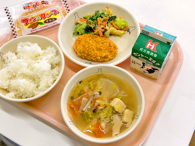 写真：ごはん、牛乳、カレーコロッケ、小松菜のごまマヨ和え、野菜の塩こうじスープ、チョコクレープ