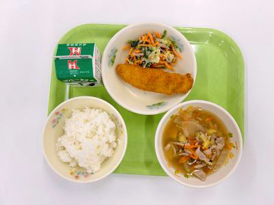 写真：ごはん、牛乳、いわしのレモンペッパーフライ、小松菜のごまマヨ和え、野菜の塩こうじスープ