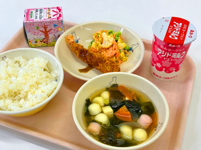 写真：ごはん、のむヨーグルト、えびフライ、花野菜サラダ、紅白はんぺん入りわかめスープ、お祝いケーキ