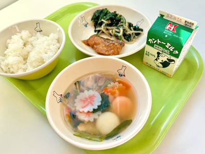 写真：ごはん、牛乳、ぶりの甘辛煮、ほうれん草のごま和え、お雑煮