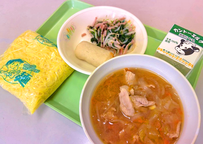 写真：中華めん、牛乳、みそラーメンスープ、チーズかまぼこ、ほうれん草とハムのサラダ