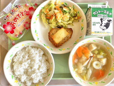 写真：ごはん・牛乳・チキンのオーブン焼き・キャベツのごま油昆布和え・野菜の塩こうじスープ・お祝いクレープ