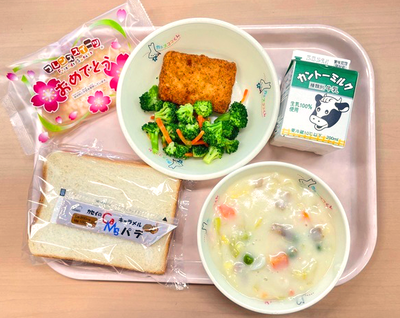 写真：食パン・牛乳・フィレオチキン・ブロッコリーのマリネ・野菜チャウダー