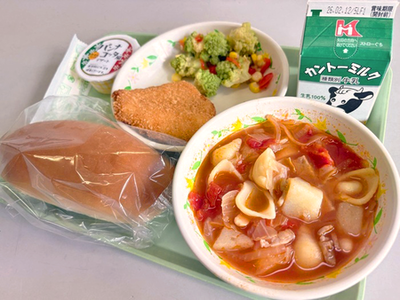 写真：ミルクパン、牛乳、チキンカツレツ、ロマネスコとパプリカのサラダ、ミネストローネ、パンナコッタ