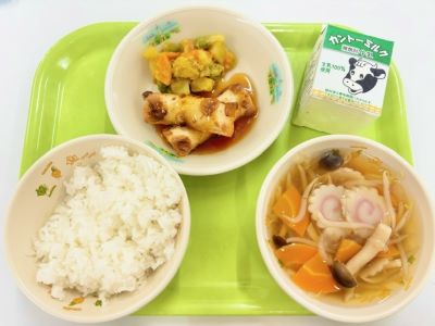 写真：6月3日(月曜日)の給食。ごはん、牛乳、ちくわのかばやき、じゃがいものカレーそぼろ、ごもくスープ