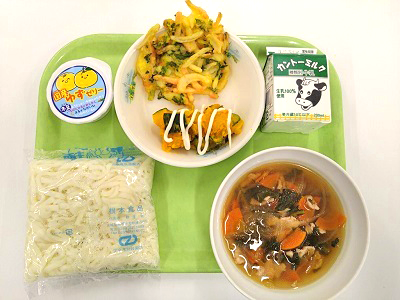 写真：うどん・牛乳・肉うどん汁・野菜かき揚げ・かぼちゃのサラダ・ゆずゼリー