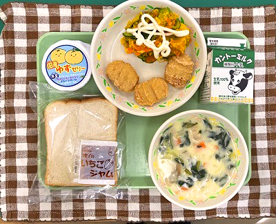 写真：2枚切り食パン・牛乳・チキンナゲット・かぼちゃのサラダ・ほうれん草のクリーム煮・ゆずゼリー