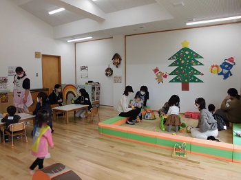 写真：うずも児童館で参加者が自由に遊んでいる