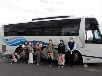 写真：バスを前にイベントに参加した6組の親子と運転手