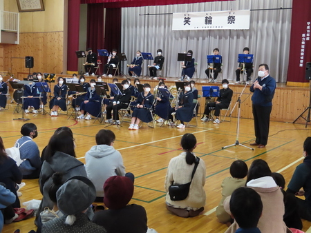 写真：イベント会場で挨拶する市長