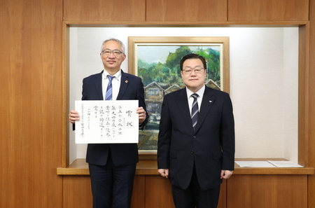写真：2022年12月9日撮影の訪問者と市長