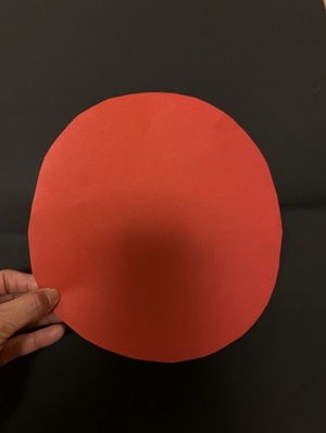 写真：紙皿よりも一回り大きさの円形に切り取った赤色の画用紙