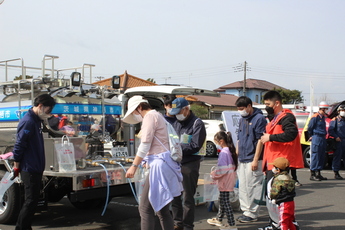 写真：給水車から実際に水を給水する様子