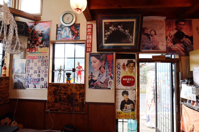 写真：店内に張り巡らされた俳優のポスターが、昭和の時代を彷彿とさせる