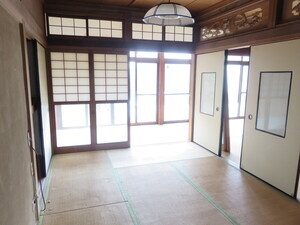 写真：1階の8畳間につながる6畳間の和室