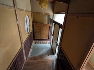 写真：茶色を基調とした趣のある玄関