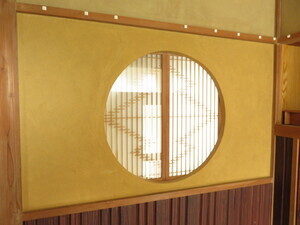 写真：1階和室(6畳)につながる玄関ホールの丸窓