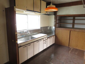 写真：昔ながらのステンレス張りのシステムキッチン