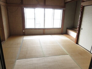 写真：ベランダにつながる2階和室(8畳)