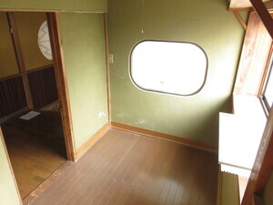 写真：楕円形の窓のついた応接間