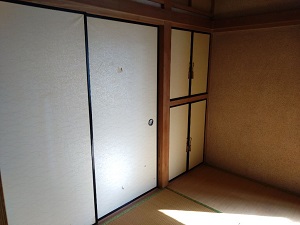 写真：玄関の隣に位置する1階和室(6畳)押入