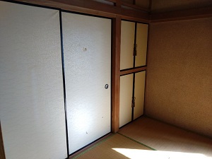 写真:玄関の隣に位置する1階和室(6畳)押入
