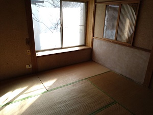 写真：玄関の隣に位置する丸窓がついた1階和室(6畳)