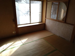 写真:玄関の隣に位置する丸窓がついた1階和室(6畳)