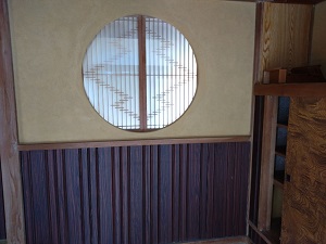 写真：1階和室(6畳)につながる玄関ホールの丸窓