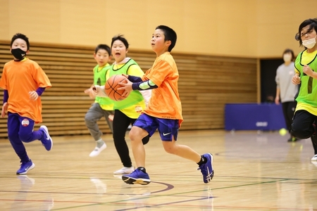 写真：バスケットボールを持ってゴールをねらう参加者