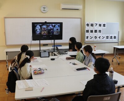 写真：ユーリカ市の参加者とオンラインで会話をする様子