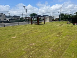 写真：東屋・トイレ・ベンチを備えた芝生広場