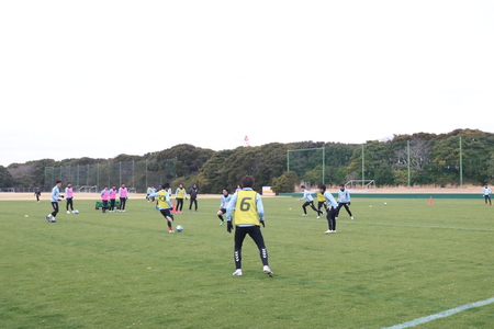 写真：海浜運動公園サッカー場にてサッカーの練習風景