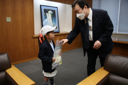 写真：2023年4月14日撮影の訪問者1名と市長