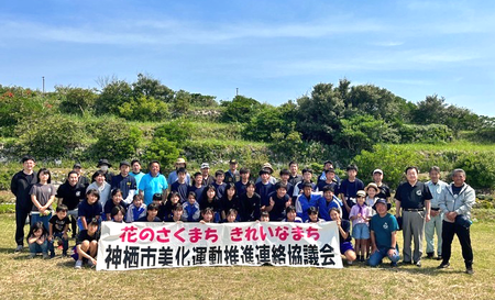 写真：市長と花植えイベント参加者で集合撮影