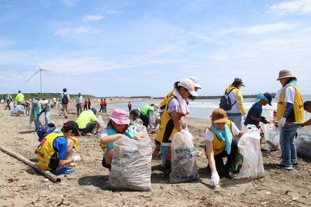 写真：袋いっぱいのごみを手に、清掃活動をする子どもたち