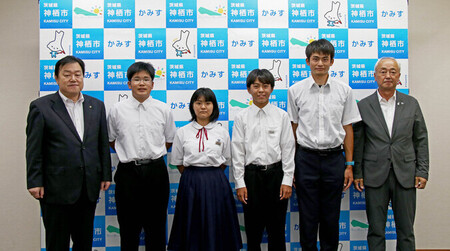 写真:2023年7月3日撮影の先生を含む中学生4名と市長と教育長